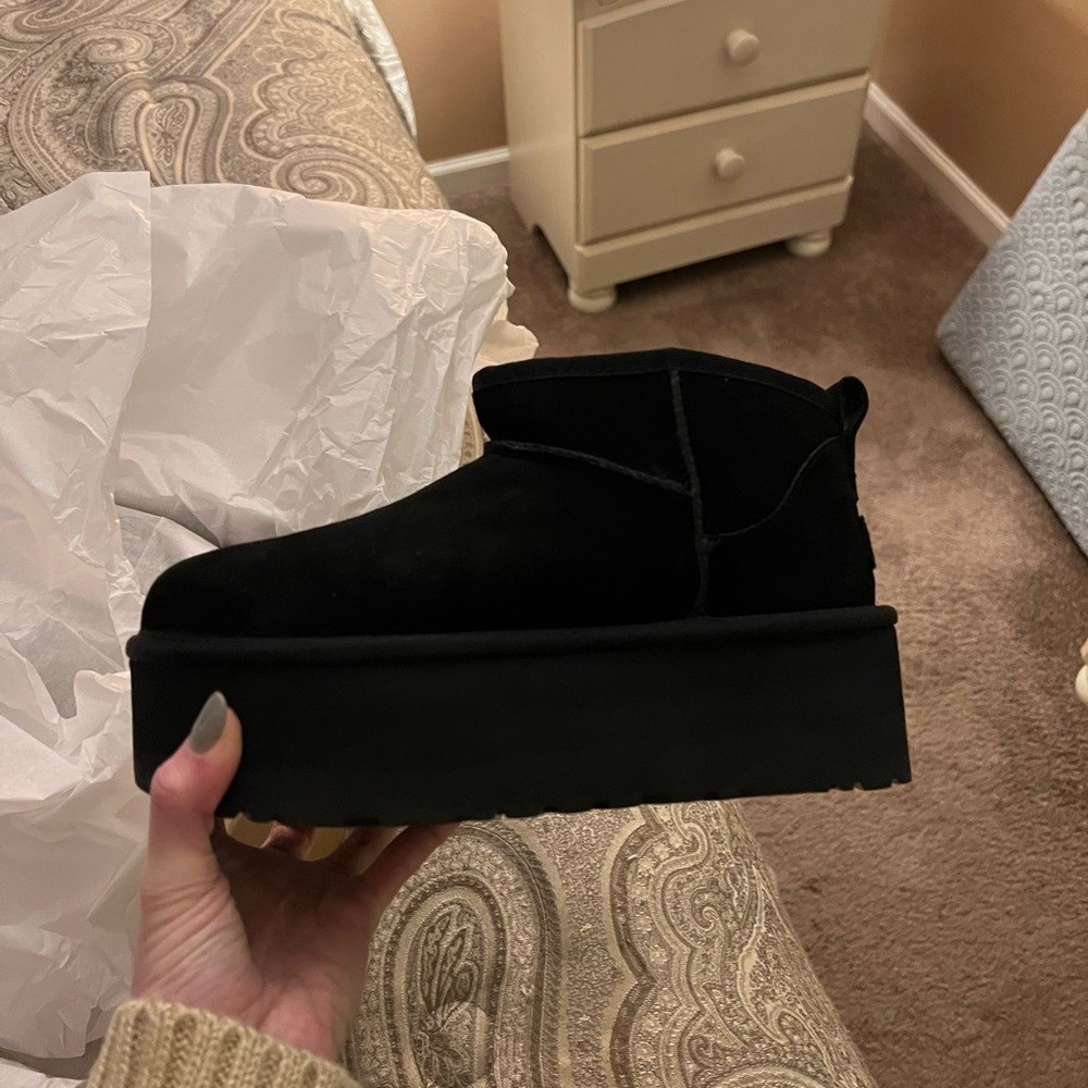 NEW in box UGG ultra mini platform size 6 womens